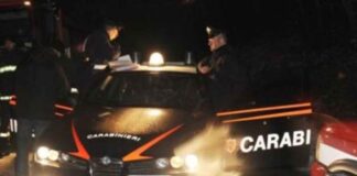 L’altra notte, in un appartamento di Poggibonsi (Siena) nel corso di un litigio fra due coniugi innanzi al loro figlio di pochi mesi la madre 61enne dell’uomo lo ha accoltellato alla schiena