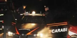 L’altra notte, in un appartamento di Poggibonsi (Siena) nel corso di un litigio fra due coniugi innanzi al loro figlio di pochi mesi la madre 61enne dell’uomo lo ha accoltellato alla schiena