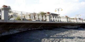 Sul lungomare della cittadina Ionica Messinese, c’è soltanto un tratto di quasi quattrocento metri in cui le mareggiate vengono respinte senza che possano riversare acqua e sabbia sul marciapiede e sulla strada
