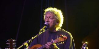 Il cartellone natalizio promosso dall’Amministrazione comunale…, e curato dagli Assessori allo Spettacolo Francesco Gallo e alla Cultura Enzo Caruso, vede oggi martedì 5, un ulteriore appuntamento che è iniziato alle ore 18, da Santa Maria Alemanna con Eugenio Bennato in “Qualcuno sulla terra, canzoni inedite sulla natività”