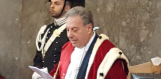 “Venute ormai meno le speranze di ottenere in tempi brevi la realizzazione del Secondo Palazzo di Giustizia, l’unico spiraglio di luce, nel buio più totale della vicenda, è rappresentato dalla possibilità di ottenere in locazione alcuni locali di proprietà dell’INPS che certamente costituirebbe un notevole passo avanti in vista della soluzione dell’annoso problema”