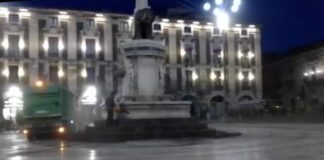 “Con l’assessore all’Ecologia, Fabio Cantarella, abbiamo disposto che già da ieri sera siano al lavoro senza sosta, secondo un piano redatto insieme con la Dusty, squadre di operatori per la pulizia di strade, marciapiedi e aree della città invase dalla cenere che è caduta in seguito alla violenta attività eruttiva dell’Etna”