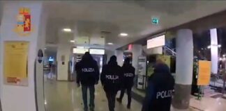 Stamattina gli #agenti della #SquadraMobile e della #PoliziadiFrontiera Aerea di #Napoli #Capodichino, all’esito di una attività d’indagine coordinata dalla #Procura della #Repubblica presso il #Tribunale di Napoli, hanno dato esecuzione ad un decreto di perquisizione nei confronti di 13 persone a vario titolo impiegate in società di servizi aeroportuali