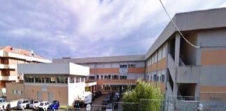 Una studentessa 14enne, si è lanciata questa mattina dalla finestra del secondo piano del Liceo scientifico (che frequenta a Sant’Agata di Militello, in provincia di Messina) Sciascia-Fermi