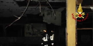 I Vigili del fuoco del Distaccamento di Milazzo sono intervenuti oggi intorno alle 18, per un vasto incendio sviluppatosi all’interno di un ex stabilimento balneare nella riviera di ponente