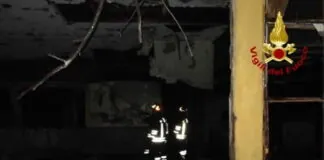 I Vigili del fuoco del Distaccamento di Milazzo sono intervenuti oggi intorno alle 18, per un vasto incendio sviluppatosi all’interno di un ex stabilimento balneare nella riviera di ponente
