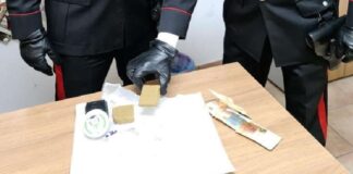 Nel pomeriggio di martedì, nel corso di servizi finalizzati al contrasto dello spaccio di stupefacenti, i Carabinieri della Compagnia di Taormina (ME) hanno arrestato, in flagranza di reato, il 25enne R.C. di Gaggi