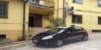 Nel pomeriggio di ieri, su delega della Procura della Repubblica presso il Tribunale di Patti (ME), i militari della Compagnia Carabinieri di Mistretta (ME) hanno eseguito un’ordinanza di applicazione di misura cautelare agli arresti domiciliari nei confronti di un cittadino mistrettese, già noto alle forze dell’ordine, poiché ritenuto responsabile di maltrattamenti in famiglia