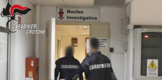 I militari del Comando Provinciale Carabinieri di Crotone stanno eseguendo un’ordinanza di custodia cautelare applicativa della misura degli arresti domiciliari e del divieto di dimora nella suddetta provincia, emessa dal Gip del locale Tribunale Ordinario su richiesta dei magistrati della Procura della Repubblica di sede