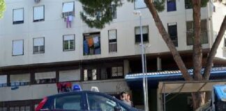 Ha suonato a casa del vicino e lo ha aggredito con una pinza poi è scappato e si è lanciato dal tredicesimo piano di un palazzo alla periferia di Roma mentre i soccorritori tentavano una mediazione, ed è morto