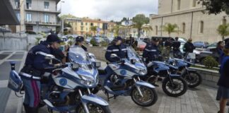 Oggi ricorre il 169° anniversario della fondazione della Polizia di Stato: anni ricchi di cambiamenti, che vengono ricordati il 10 aprile giorno in cui nel 1981 è stata pubblicata sulla Gazzetta ufficiale la Legge 121 che, come evidenziato dalle parole del Capo della Polizia Prefetto Lamberto Giannini “portava in sé il seme di grandi evoluzioni, ridisegnando una polizia moderna e a forte identità civile”