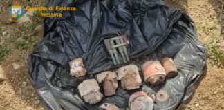 I Finanzieri del Comando Provinciale di Messina hanno rinvenuto all’interno di un sacco di plastica abbandonato a bordo strada, tra le sterpaglie in località Sperone, Contrada Serri, ordigni bellici verosimilmente risalenti all’ultimo conflitto mondiale