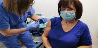 Ha preso il via da qualche ora, in Sicilia, la campagna di vaccinazione anti-Covid riservata ai cittadini dai 65 ai 69 anni (non ricompresi nei target per i quali sono già in corso le operazioni di prenotazione e somministrazione del vaccino), che da subito potranno avere accesso ai sistemi telematici di prenotazione per richiedere il vaccino AstraZeneca