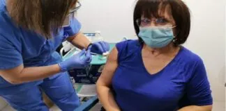 Ha preso il via da qualche ora, in Sicilia, la campagna di vaccinazione anti-Covid riservata ai cittadini dai 65 ai 69 anni (non ricompresi nei target per i quali sono già in corso le operazioni di prenotazione e somministrazione del vaccino), che da subito potranno avere accesso ai sistemi telematici di prenotazione per richiedere il vaccino AstraZeneca