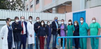 Il prof. Giovanni Moschella, Prorettore Vicario dell’Università di Messina, accompagnato dal dott. Giuseppe Mannino, Responsabile della Segreteria tecnica Sistemi e Servizi Informatici UniMe, ha consegnato stamane, ai reparti Covid del Policlinico, 10 tablet donati dall’Ateneo per consentire ai pazienti – attualmente ricoverati nell’Area – di potersi collegare telematicamente con i propri parenti