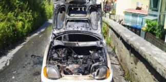 Attimi di paura intorno alle 13.00 a Messina…, quando un’auto, una Fiat Seicento di colore bianco mentre percorreva la Via del Santo nei pressi del cimitero monumentale improvvisamente, dopo che una spia si era accesa sul cruscotto, ha iniziato ad emettere fumo