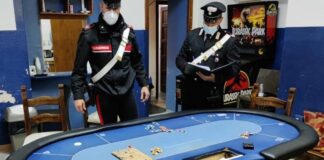 Tavolo da gioco, fiches, carte, strumentazione professionale, persino un flipper e un bar ben fornito