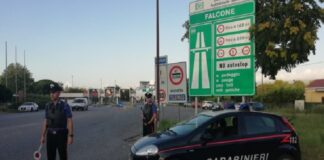 Questa mattina i Carabinieri della Compagnia di Barcellona Pozzo di Gotto, hanno dato esecuzione ad una ordinanza cautelare che applica nei confronti del sindaco di Falcone, Carmelo PARATORE, il divieto di dimora in quel centro, nonché la sospensione del medesimo dall’esercizio del pubblico ufficio di Responsabile dell’Area Tecnica per la durata di un anno; l’ordinanza cautelare ha disposto, altresì, la sospensione dall’esercizio del pubblico ufficio di Responsabile dell’Area Economica e Finanziaria, sempre per la durata di un anno, nei confronti di una funzionaria comunale del medesimo comune