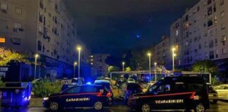 Dalle prime luci dell’alba, i Carabinieri del Comando Provinciale di Roma stanno dando esecuzione ad un’ordinanza di custodia cautelare, emessa dal G.I.P. del Tribunale di Roma, su richiesta della locale Procura Direzione Distrettuale Antimafia, che dispone l’arresto di 21 persone (tra cui due donne) e la sottoposizione all’obbligo di presentazione alla P.G. di altri 14 soggetti (due donne), tutti ritenuti responsabili di associazione finalizzata allo spaccio di sostanza stupefacente del tipo cocaina nel quartiere di Tor Bella Monaca