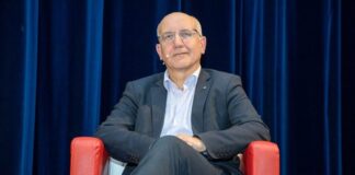 “Al di là di ogni prospettiva di fama e prestigio che, nell’immaginario collettivo, Messina avrebbe potuto avere, contro l’evidenza dei fatti riferiti agli ultimi vent’anni, grazie alla sua permanenza tra i soci della Fondazione TaoArte, e alla decisione di fuoriuscita da parte della Giunta, a suo tempo motivata da una gestione fallimentare e non oculata della stessa Fondazione, è bene evidenziare per i poco informati che, il rimanere a far parte della Fondazione Taormina Arte, non si è mai configurato a titolo “non oneroso”; al contrario, la permanenza nella Fondazione era subordinata alla cessione da parte del Comune di un proprio immobile e di una cospicua quota in denaro finalizzate alla costituzione del fondo patrimoniale della Fondazione”