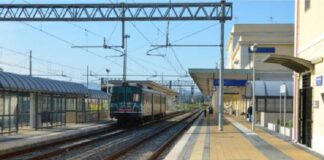 “Va ripristinato il servizio di biglietteria nella stazione ferroviaria di Vibo Valentia-Pizzo, soppresso definitivamente da Trenitalia proprio all’indomani dell’appello del prefetto di potenziare il sistema dei trasporti”