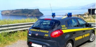 Nella mattinata odierna, i Finanzieri della Tenenza di Scalea hanno dato esecuzione ad un’Ordinanza applicativa di misure cautelari personali concernente gli arresti domiciliari nei confronti del Sindaco e di un Dirigente dell’Ufficio Tecnico di un Comune dell’Alto Tirreno, la misura interdittiva della sospensione dall’esercizio del pubblico ufficio per mesi 12, nei confronti del Dirigente dell’ufficio amministrativo del medesimo Comune, nonché la misura interdittiva del divieto temporaneo a contrarre con la P.A. per mesi 12, nei confronti di 8 imprenditori (tra cui un ex Sindaco di un altro Comune dell’Alto Tirreno), a vario titolo accusati dei reati di turbata libertà degli incanti, turbata libertà del procedimento di scelta del contraente, rivelazione di segreto d’ufficio e falso ideologico in atto pubblico