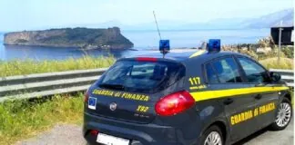 Nella mattinata odierna, i Finanzieri della Tenenza di Scalea hanno dato esecuzione ad un’Ordinanza applicativa di misure cautelari personali concernente gli arresti domiciliari nei confronti del Sindaco e di un Dirigente dell’Ufficio Tecnico di un Comune dell’Alto Tirreno, la misura interdittiva della sospensione dall’esercizio del pubblico ufficio per mesi 12, nei confronti del Dirigente dell’ufficio amministrativo del medesimo Comune, nonché la misura interdittiva del divieto temporaneo a contrarre con la P.A. per mesi 12, nei confronti di 8 imprenditori (tra cui un ex Sindaco di un altro Comune dell’Alto Tirreno), a vario titolo accusati dei reati di turbata libertà degli incanti, turbata libertà del procedimento di scelta del contraente, rivelazione di segreto d’ufficio e falso ideologico in atto pubblico