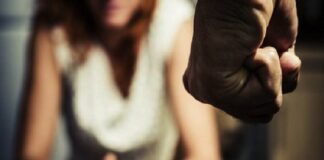 I carabinieri del Nucleo Radiomobile del Comando Provinciale, hanno denunciato una 57enne ed un 32enne di Catania, rispettivamente madre e figlio, ritenuti responsabili di lesioni personali e percosse aggravate