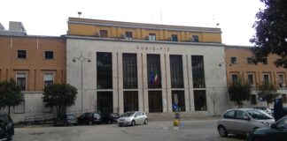 Un atto gravissimo è stato commesso dal sindaco di Cassino, Enzo Salera: per giustificare il suo operato e per “chiamarsi fuori” dal pasticcio commesso dai suoi Servizi sociali e sanato dal Tribunale per i minorenni di Roma, con una disposizione del 5 maggio, ebbene rilascia insieme a una dichiarazione anche il testo della sentenza del Tribunale stesso, senza omettere i dati sensibili