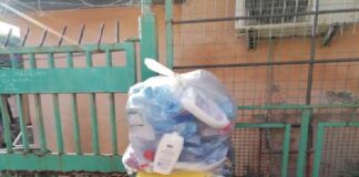 “Per l’ennesima volta i residenti del villaggio Bisconte al proprio risveglio si sono ritrovati i propri rifiuti giacere davanti le abitazioni in bella mostra, con conseguenti disagi causati da insetti, animali e cattivi odori”