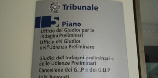 “Insieme a madre e sorella, picchiava la moglie con in braccio la bambina?”