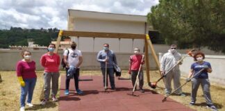 Quest’oggi…, vi è stata una importante attività da parte dei componenti dell’associazione genitori per l’educazione civile i quali hanno scerbato e ripulito l’area giochi dei bimbi, in collaborazione con la V Municipalità, che ha fornito parte dei mezzi acquistati in precedenza dal Presidente Ivan Cuté