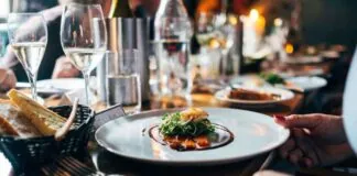 Tavoli con più di quattro persone e clienti all’interno del locale, chiuso ristorante a Patti