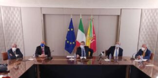 Al via da domani in Sicilia le prenotazioni anche per gli over 50 (nati fino al 1971 compreso) e da venerdì la vaccinazione di massa per tutti i maggiorenni delle isole minori, prima Lampedusa e Linosa poi le altre