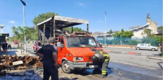 Camion in fiamme stamane davanti al mercato Vascone di Messina…, il mezzo che è andato quasi completamente distrutto era solitamente adibito al trasporto della frutta