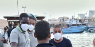 Nella serata del 21 scorso, la Capitaneria di Porto di Lampedusa, a circa 23 miglia dall’isola, intercettava una imbarcazione in legno con a bordo 40 migranti di varie nazionalità