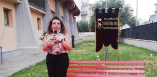 Al Centro Sportivo “Pellicone” di Reggio Calabria…, è stata posta… una panchina rossa per Maria Antonietta Rositani (la donna che ha rischiato la vita per una brutale aggressione subita dall’ex marito)… si tratta di una iniziativa promossa dalla Società Fortitudo 1903 la quale sposa la battaglia contro la violenza sulle donne