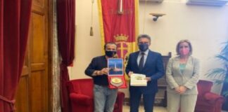 Il Sindaco Cateno De Luca, presente l’Assessore con delega alla Polizia Municipale Dafne Musolino, ha ricevuto oggi pomeriggio a Palazzo Zanca in visita istituzionale il dott. Gennaro Capoluongo, nuovo Questore di Messina
