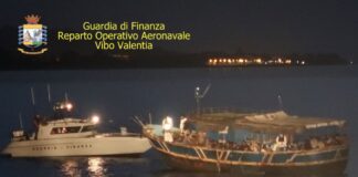 Questa notte è stato intercettato a circa una decina di miglia marine da Roccella Jonica, un peschereccio di grosse dimensioni che, partito dalle coste dell’Africa settentrionale, si stava dirigendo verso il territorio nazionale