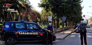 Negli ultimi giorni, a Taurianova, nell’ambito di mirati servizi coordinati finalizzati a prevenire e reprimere i reati predatori in materia di armi e stupefacenti, oltre che al rispetto delle normative anti Covid, i carabinieri hanno denunciato tre persone per diversi reati, quali violazione degli obblighi imposti dalla sorveglianza speciale, porto in luogo pubblico di armi ed oggetti atti ad offendere, violazione di ordini delle Autorità per impedire diffusione malattie infettive e possesso di sostanze stupefacenti
