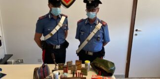 Aveva in casa una pistola clandestina, cartucce e polvere da sparo