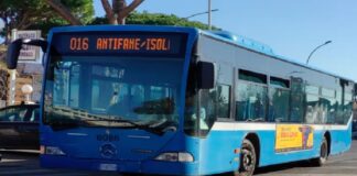 E’ stato immortalato dalle telecamere di bordo, l’autore del danneggiamento di un autobus Atac avvenuto la mattina del 5 luglio scorso nella zona di piazza Eschilo