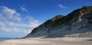 Ha tutte le caratteristiche…, per diventare un caso simbolo dell’estate in corso, la vicenda accaduta alle “montagne di sabbia” di Capo Rasocolmo a Messina, dove venerdì mattina gli agenti della Polizia Municipale hanno multato con 3333,00 euro ciascuno due persone che prendevano il sole integralmente nude in una delle spiagge che da decenni è conosciuta ai più come un luogo di ritrovo per gli amanti del naturismo… senza che ciò abbia scombussolato oltremodo i cittadini