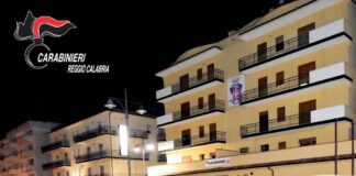 A San Ferdinando, i Carabinieri, nei giorni scorsi, nel corso di numerosi ed incessanti servizi di perlustrazione e rastrellamenti del territorio, anche nelle zone più periferiche del centro abitato, hanno rinvenuto nei terreni compresi tra le contrade Suvaro e Nievo, una piantagione di sostanza stupefacente