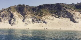 Gli agenti della Polizia Municipale di Messina, nella tarda mattinata di ieri, si sono concentrati sulla spiaggia di contrada Rasocolmo nel villaggio Piano Torre, meglio conosciuta per le montagne di Sabbia e meta preferita degli amanti del nudismo