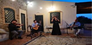 Un’atmosfera intima, uno scenario meraviglioso, le note calde e suadenti del tango rese attraverso i virtuosismi dei musicisti, un Trio (Atipico) nato nel 2013 con l’intento di coltivare la grande tradizione musicale delle orchestre tipiche del tango argentino e il suo vasto repertorio