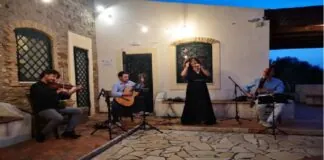 Un’atmosfera intima, uno scenario meraviglioso, le note calde e suadenti del tango rese attraverso i virtuosismi dei musicisti, un Trio (Atipico) nato nel 2013 con l’intento di coltivare la grande tradizione musicale delle orchestre tipiche del tango argentino e il suo vasto repertorio