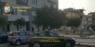 Nella mattinata odierna, i Finanzieri della Compagnia di Sibari, nell’ambito di indagini delegate dalla Procura della Repubblica, hanno eseguito un’Ordinanza applicativa di misure cautelari personali – emessa dal gip Simone Falerno, su richiesta del pm Luca Primicerio – nei confronti del sindaco del Comune di Trebisacce Franco Mundo, classe 1961, (agli arresti domiciliari) e di due dipendenti comunali (A.T. classe 1966 e M.C. classe 1973), destinatari di misura interdittiva della sospensione dall’esercizio del pubblico ufficio o servizio, rispettivamente di tre e sei mesi)