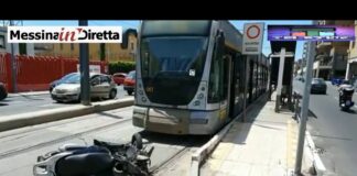 Intorno alle…, odierne ore 12.00 a Messina all’incrocio tra la via Bonsignore e la via La Farina si è verificato un incidente che purtroppo ha avuto tragiche conseguenze…, per cause che sono al vaglio dei vigili Urbani intervenuti sul posto, si sono scontrati uno scooter SH 300 di colore nero ed una Opel Mokka di colore grigio