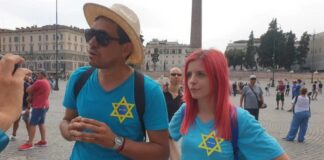 Sono circa 200 le persone riunite in piazza del Popolo per la manifestazione IoApro dei ristoratori contro le nuove norme sul green pass